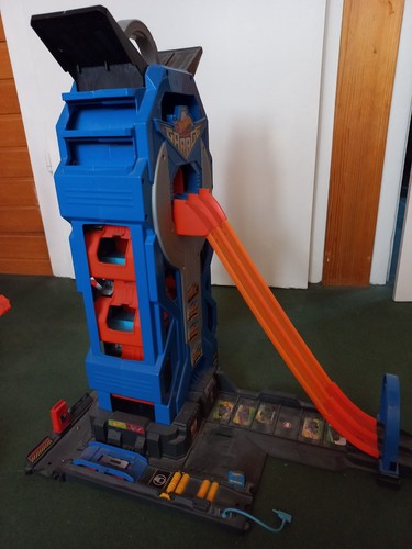 Hot wheels city - mega, garage