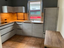 Markenküche von Nobilia in Betonoptik mit Markengeräten von Bosch und Siemens