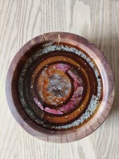 Runder Orgonit mit Edelsteinen in Holz gegossen und Kupferspirale, 17 cm