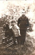 AK  Kinder-Spielzeug - 2 Knaben m. einem Stoff überzogenem Holzpferd im Garten