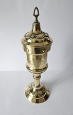 Großer gravierter Jugendstil Deckelpokal / Prunkkelch aus Messing um 1900
