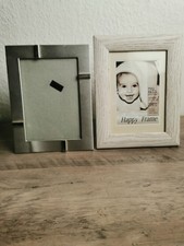 Zwei Bilderrahmen einer aus