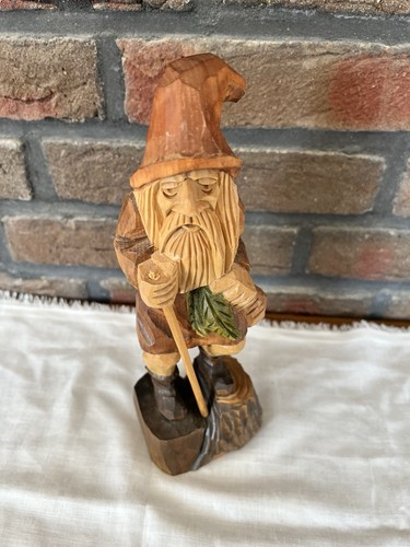 Handgeschnitzte holzfigur gnom - holzfigur,