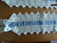 1 von 2 Zwiebelmuster Tischbänder Straßburg blau Handarbeit gehäkelt Spitze