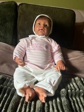 Realistische Babypuppe •