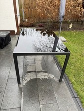 Gartentisch mit Glasplatte