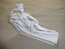 ALABASTER  APHRODITE LIEGEND AUF SOCKEL
