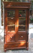 VITRINE  GRÜNDERZEIT  NUßBAUM