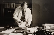 Arzt Mann im Kittel steht im