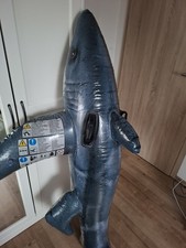 Realistischer Intex Hai