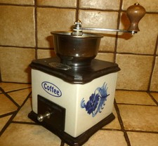 Kaffeemühle Peugeot Freres mit Keramik Einsätzen und Blütenmustern