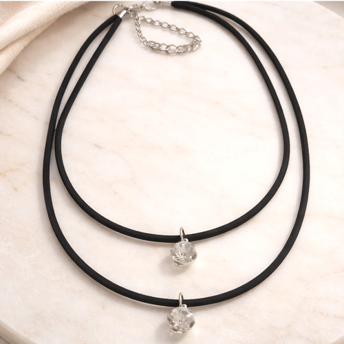 Reihige colliere mit klaren - ,