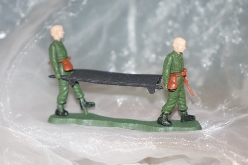 Vintage soldaten mit trage - vintage,