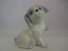 Deko Katzenfigur / Weißblauer Hund sitzend hebt Pfötchen- ca 60 mm groß