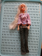 "Barbie" Puppe mit blonden Haaren und Kleidung