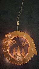 Geissler Fensterbild Lichterkranz Erzgebirge Holzarbeit  HxB ca.34x35cm org.Verp