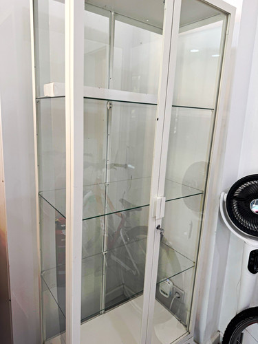 Weiße glasvitrine - weiße,