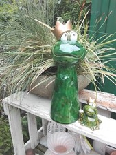 diverse Froschfiguren aus