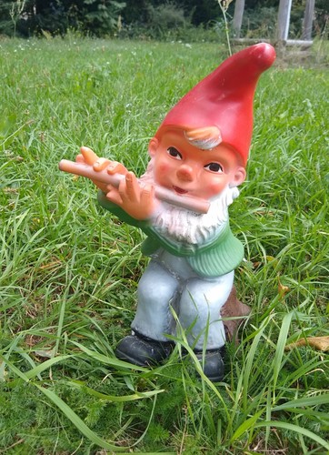 Alter gartenzwerg mit flöte - gartenzwerg,