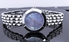 EXCLUSIVE DAMEN UHR MIT SILBRIGEM PERLMUTT ZIFFERBLATT,  IP-SILBER # SCHMUCKJAGD