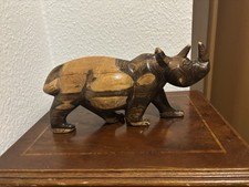 Handgeschnitztes Nashorn aus