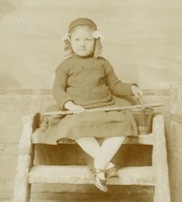 Portrait junges Mädchen Eimer