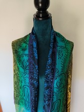 Schal mit Regenbogenfarben