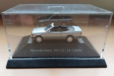 Herpa 1:87 Mercedes 300 CE - 24 Cabrio in silber  in PC-Vitrine