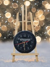 Wanduhr auf Schieferplatte"