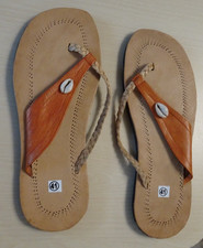 Flip Flops Bali verziert mit einer Maori Muschel orange/ sandfarben, Größe 41