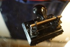 Alter schwarzer Locher Papierlocher Schreibtischlocher Lochmaschine 30er Jahre