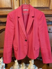 roter Damenanzug der Marke