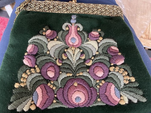 Floral bestickte