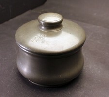 Älterer großer Zinn