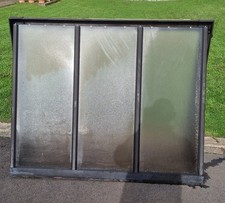  Gebrauchtes Vordach ! Die Maße sind 1,60 m Lang, 1,23 m Breit und 0,50 m Hoch  