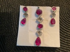 Wunderschoenes Schmuckset aus einem Paar Ohrsteckern und Kettenanhaenger