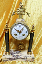 Schöne französische Portal Pendule  vergoldet weiß schwarze Marmorierung läuft