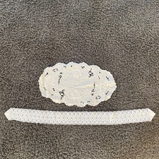 2 weiße Zierdeckchen