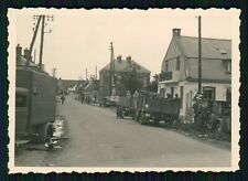 Foto Soldaten Fahrzeuge Wehrmacht Vormarsch Dorf in Belgien oder Frankreich 1940
