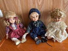 Sitzende Porzelan Puppen