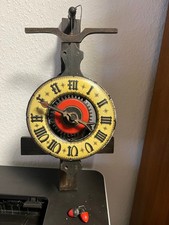 Waagbalkenuhr aus Holz für