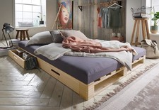 Palettenbett mit Schubkästen