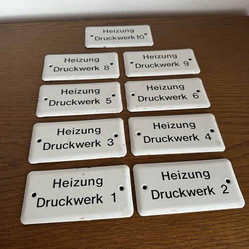 Neun alte emailschilder - neun,