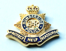 Humberside Polizei PROTECT HELP BERUHIGEN Emaille Krawatte/Anstecknadel Abzeichen