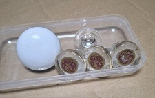 Konvolut : 4 Glaskorken 1 Porzellan Korken