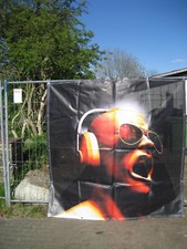 DJ mit Brille & Kopfhörer in