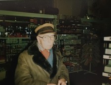 Alter Mann Greis im Supermarkt Tankstelle Kodak Polaroid Farboto