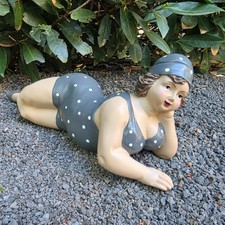 Gartenfigur liegende Badenixe