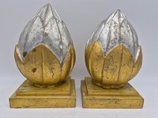 Paar Zierelemente Zirbelnuss