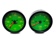 Tacho und Drehzahlmesser grün